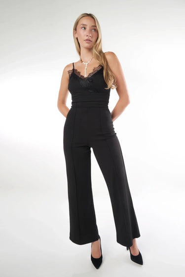 Magasinez la combinaison à décolleté en dentelle de la nouvelle collection de la Boutique Colori - Shop the jumpsuit with lace from new collection from Boutique Colori
