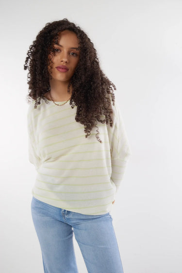 Magasinez le haut à manches chauve-souris de la nouvelle collection de la Boutique Colori - Shop the batwing sleeve top from new collection from Boutique Colori