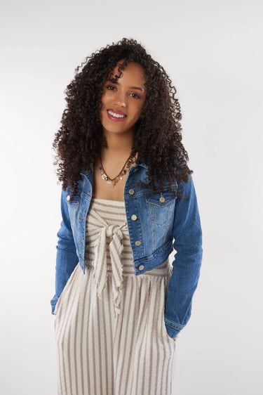Magasinez la veste courte en denim de la nouvelle collection de la Boutique Colori - Shop the short denim jacket from new collection from Boutique Colori