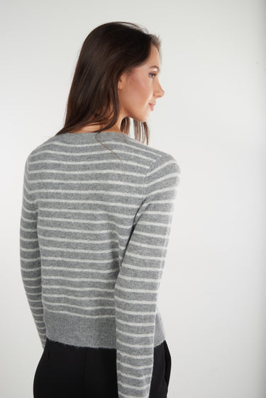 Magasinez le cardigan rayé avec boutons de Colori - Shop the striped cardigan with buttons from Colori