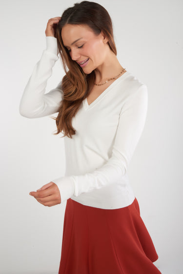 Magasinez le chandail basique avec col en V de Colori - Shop the basic top with V-neck from Colori