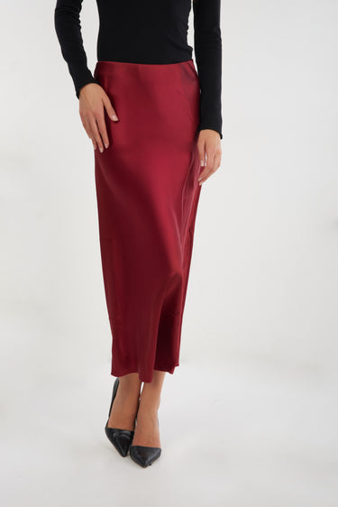 Magasinez la jupe midi en satin de Colori - Shop the midi satin skirt from Colori