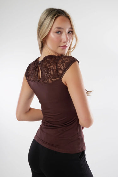 Magasinez le haut en dentelle à manches courtes de la nouvelle collection de la Boutique Colori - Shop the short-sleeved lace top from new collection from Boutique Colori