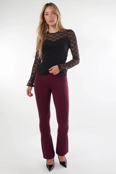 Magasinez le haut en dentelle à manches longues de la nouvelle collection de la Boutique Colori - Shop the long-sleeved lace top from new collection from Boutique Colori