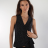 Magasinez la camisole brillante avec boucle de Colori - Shop the tie-front shiny tank top from Colori