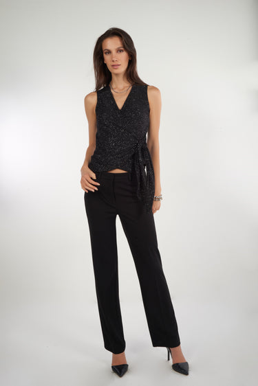 Magasinez la camisole brillante avec boucle de Colori - Shop the tie-front shiny tank top from Colori
