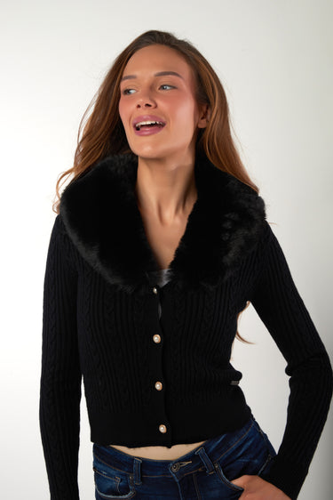 Magasinez le cardigan à col en fourrure de Colori - Shop the fur-collared cardigan from Colori