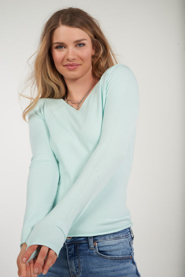 Magasinez le chandail à col en V de Colori - Shop the V-neck top from Colori